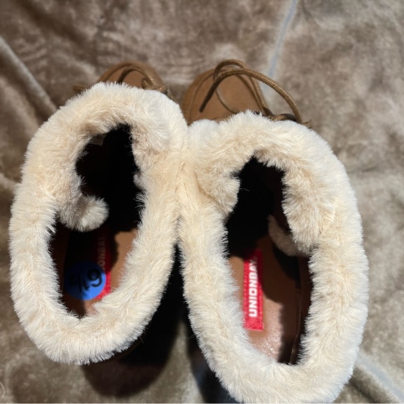 Unionbay ankle boot tan wedges. Faux fur trim. Size 6.5. Hardly worn. - Picture 4 of 8